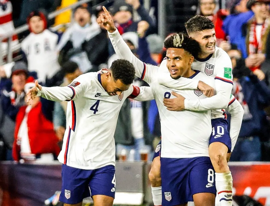 Joueurs des États-Unis en maillots blancs célébrant un but – maillots d'Amérique du Nord