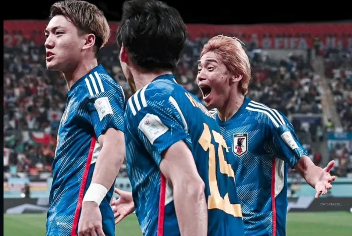 Joueurs du Japon en maillots bleus célébrant un but – maillots des sélections d'Asie