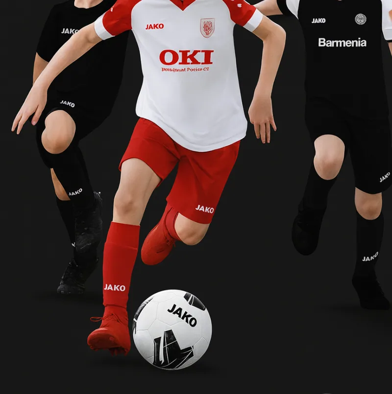 Enfants jouant au football en maillot, short et chaussettes taille enfant – collection maillots enfant